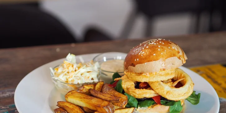 Bohaté burger menu v srdci Karlína včetně domácích hranolků a tatarky