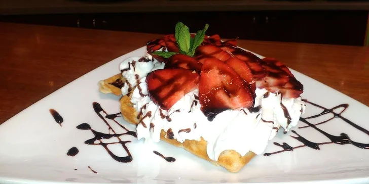 Vypečené domácí wafle se šlehačkou a čerstvým ovocem + káva nebo limonáda