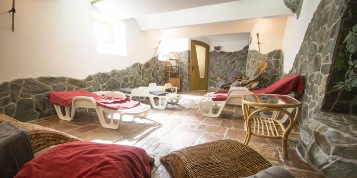 Dokonalý relax: 1–2 hodiny soukromí v sauně a obří vířivce až pro 4 osoby