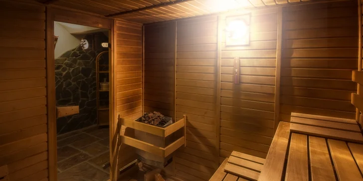 Dokonalý relax: 1–2 hodiny soukromí v sauně a obří vířivce až pro 4 osoby