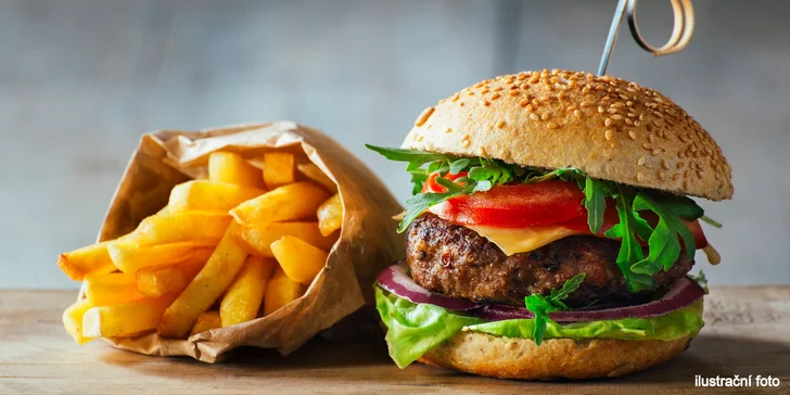 Burger z mladého býčka i kuřecí pro dítě a k tomu hranolky a domácí limonáda