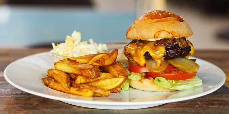 Bohaté burger menu v srdci Karlína včetně domácích hranolků a tatarky