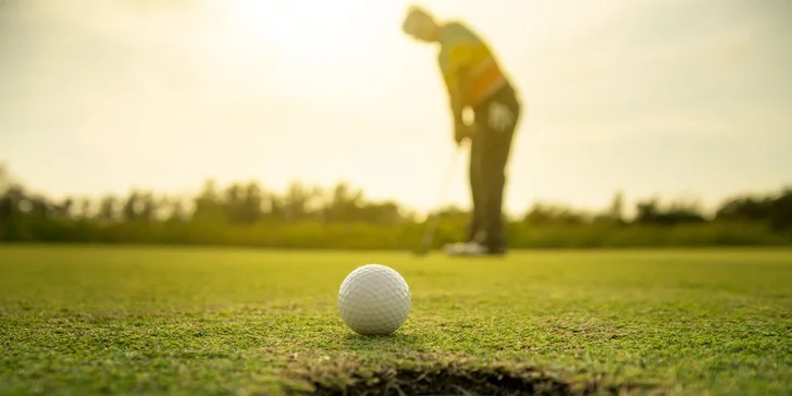 Zapracujte na odpalech: lekce golfu pro jednotlivce i rodiny v Holešově s možností ročního členství