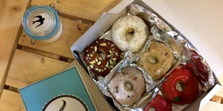 Sladká svačina do ruky: 2, 3 nebo 6 pečených špaldových donutů v krabičce