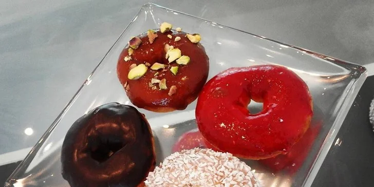 Sladká svačina do ruky: 2, 3 nebo 6 pečených špaldových donutů v krabičce