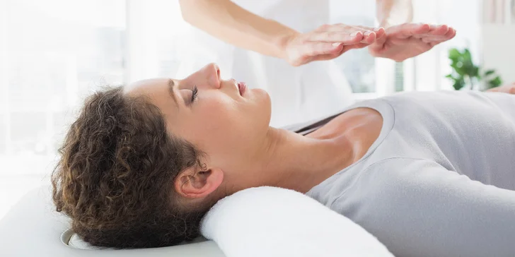 Vybrat si můžete i speciální masáž tří technik. Během masáže se kombinují různé techniky jako míčkování, prohřátí či reiki. 