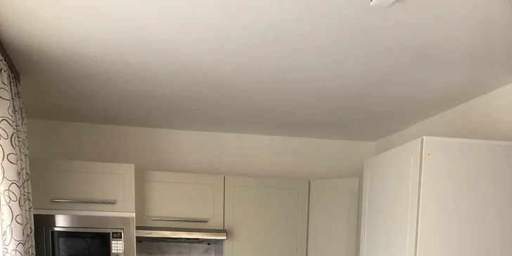 Nechybí plně vybavená kuchyň (apartmán 1).