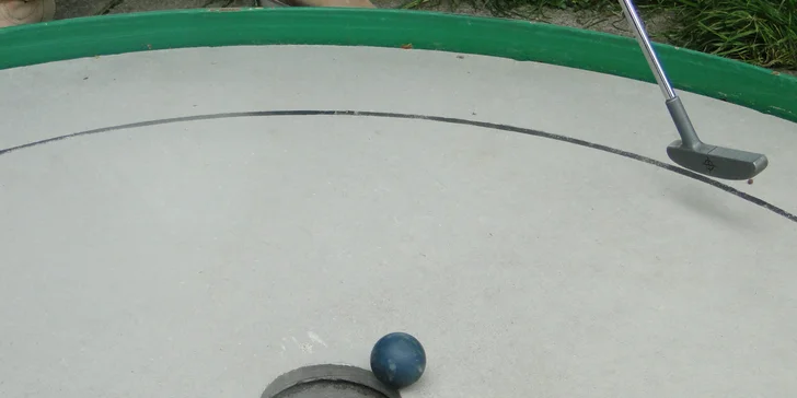 Minigolf v přírodě: 1,5 hodiny zábavy pro každého