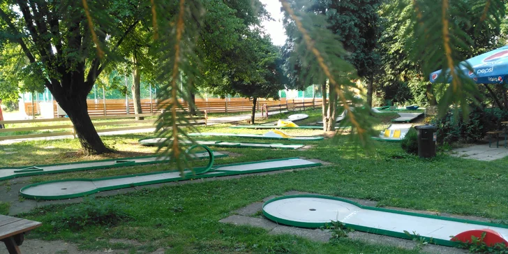 Minigolf v přírodě: 1,5 hodiny zábavy pro každého