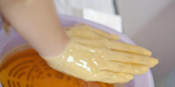 Precizní manikúra s lakováním a možností parafínového zábalu