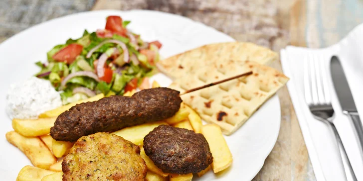 Šťavnatý řecký oběd: hovězí i krůtí biftečky, jehněčí kebab a přílohy