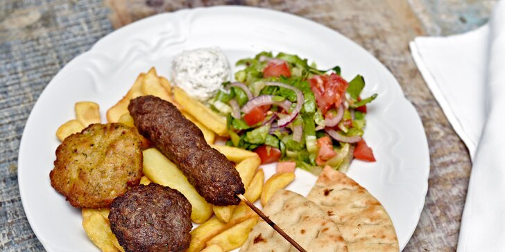 Šťavnatý řecký oběd: hovězí i krůtí biftečky, jehněčí kebab a přílohy
