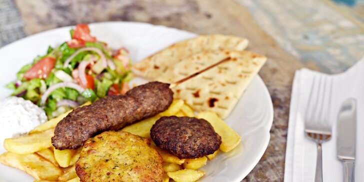 Šťavnatý řecký oběd: hovězí i krůtí biftečky, jehněčí kebab a přílohy
