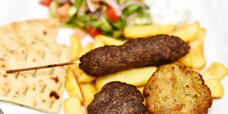Šťavnatý řecký oběd: hovězí i krůtí biftečky, jehněčí kebab a přílohy