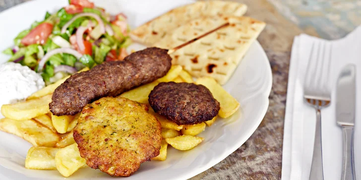 Šťavnatý řecký oběd: hovězí i krůtí biftečky, jehněčí kebab a přílohy