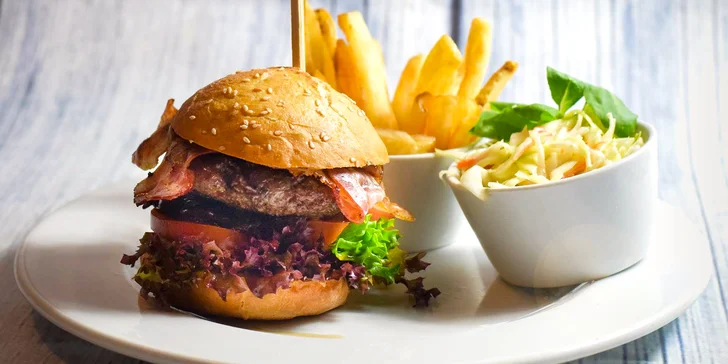 XXL Tenis burger se salátem coleslaw a bramborovými lupínky