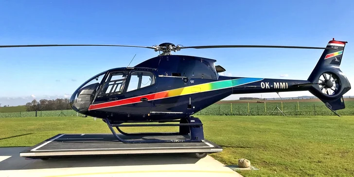 Piloti z Helitomu vás vezmou na palubu vrtulníku, se kterým budete 30 minut kroužit v oblacích.
