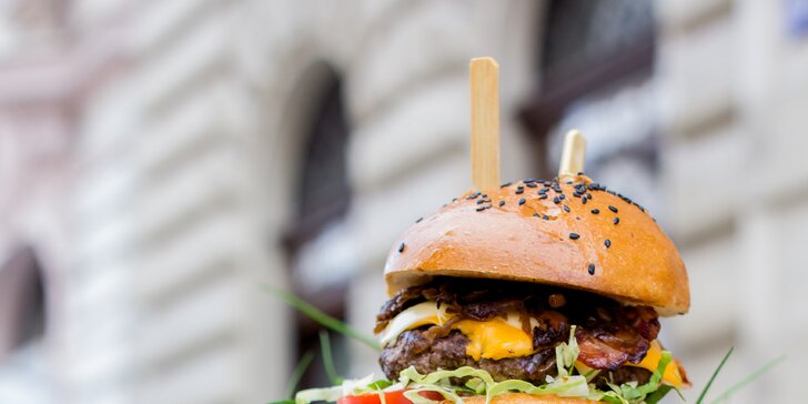 Seznamte se s obrem: burger s 600 gramy hovězího masa v domácí housce