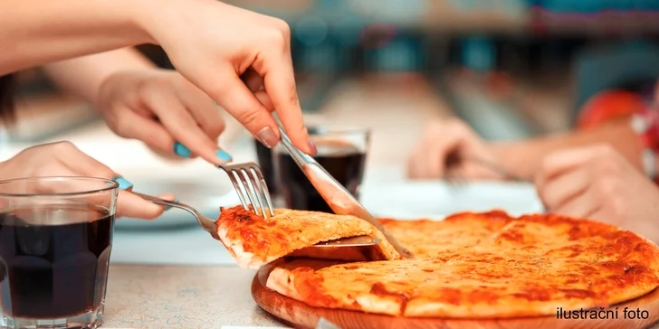 Zaválejte s přáteli či rodinou: hodina bowlingu a čerstvě upečená pizza pro 5 osob