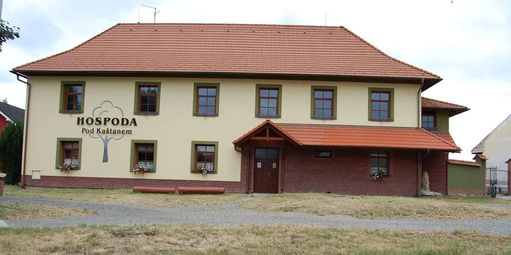 Súčasťou areálu je aj pohostinstvo s veľkou letnou terasou.
