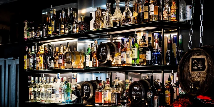Koktejly nebo pivo a talíř mexických dobrot v baru u náměstí Míru