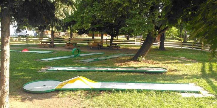 Minigolf v přírodě: 1,5 hodiny zábavy pro každého