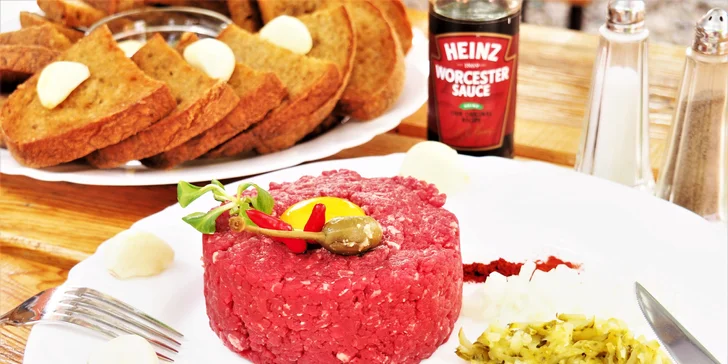 Tatarský biftek z hovězího masa Chuck tender: klasicky či po italsku a topinky