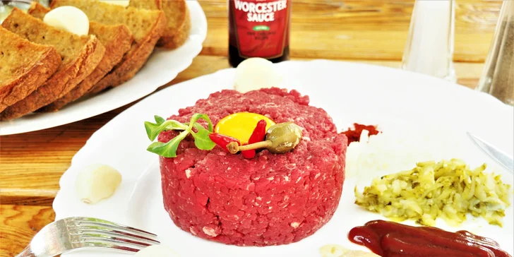 Tatarský biftek z hovězího masa Chuck tender: klasicky či po belgicku a topinky nebo bagetky