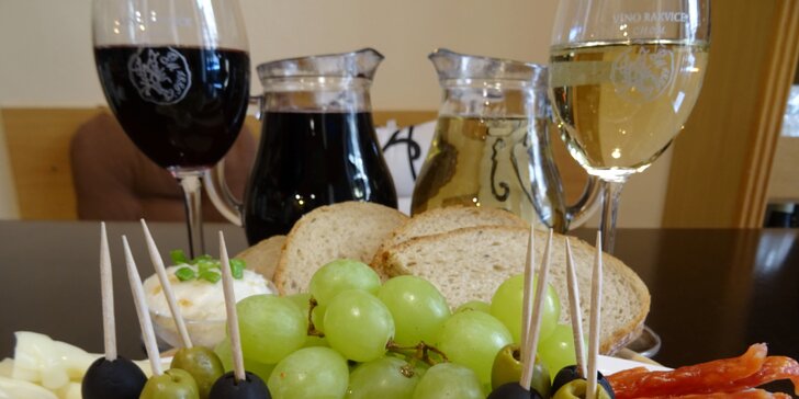 Litr sudového vína a talíř sýrů a uzenin pro dva: okoštujte až 4 druhy