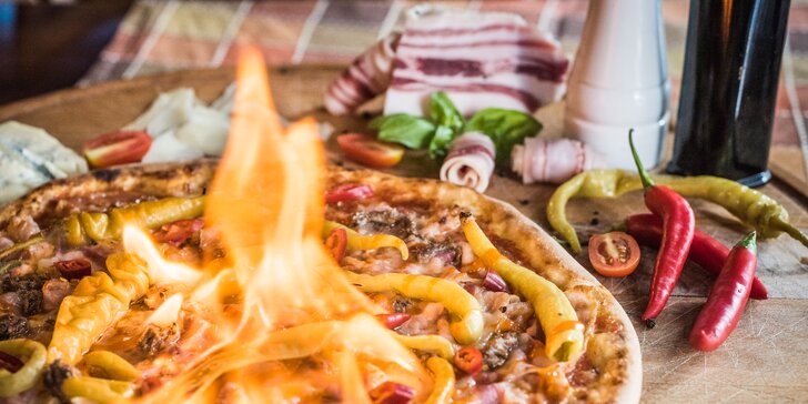 Házené pizzy v restauraci blízko centra: dvě klasické nebo jedna obří