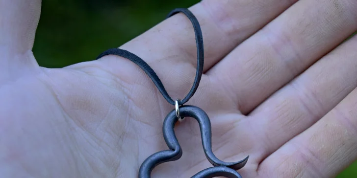 Podle délky kurzu si můžete odnést třeba otvírák na lahve, keltský nožík, lžíci na boty nebo elegantní růži…