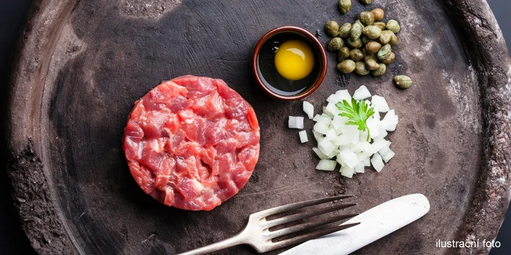 Namažte si: 300g tatarák z hovězího mixu a 6 topinek v hudebním klubu