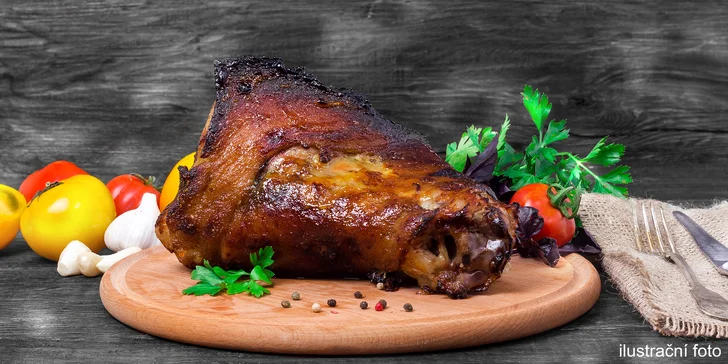 Pro milovníky masa a zlatavého moku: 600 g pečeného kolena a 2 pivní speciály na zapití