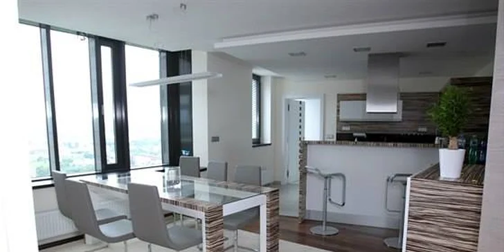 Romantická noc v nejvyšší budově ČR: luxusní apartmá s bazénem a saunou