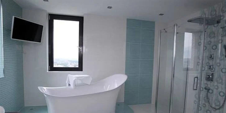 Romantická noc v nejvyšší budově ČR: luxusní apartmá s bazénem a saunou