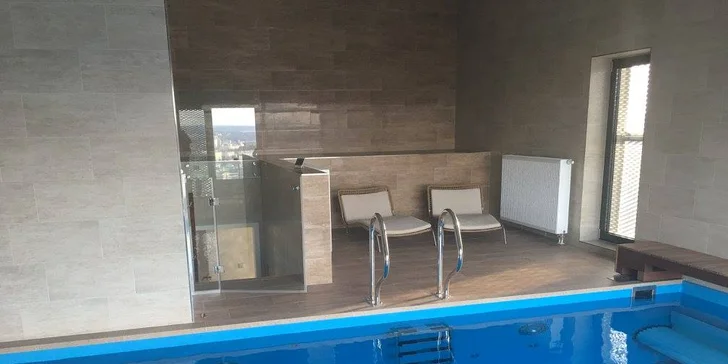 Romantická noc v nejvyšší budově ČR: luxusní apartmá s bazénem a saunou