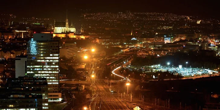 Romantická noc v nejvyšší budově ČR: luxusní apartmá s bazénem a saunou