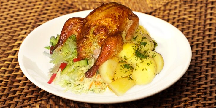 Bio kuřátko s hříbkovou nádivkou, brambory a salátem pro 1 nebo 2 osoby