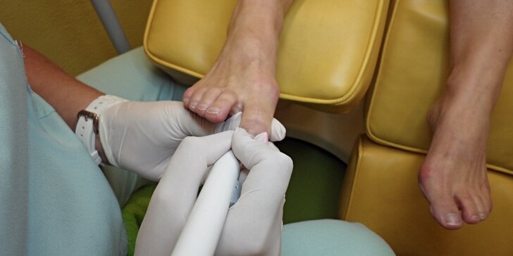 Pečlivá přístrojová pedikúra zaměřená na ošetření plísní na nohou