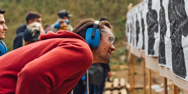 A jaké zbraně si vyzkoušíte? Do ruky postupně vezmete různé pistole, samonabíjecí pušku, malou odstřelovačku, brokovnici dvojku i opakovací. 
