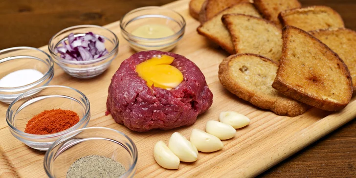 300 nebo 500 g tataráku a topinky v pivnici s originální nabídkou piv