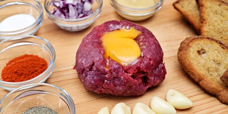 300 nebo 500 g tataráku a topinky v pivnici s originální nabídkou piv