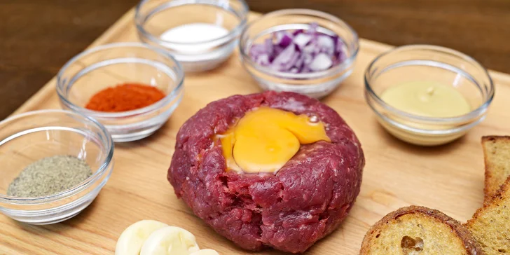 300 nebo 500 g tataráku a topinky v pivnici s originální nabídkou piv