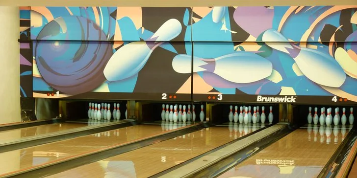 Až dvě hodiny bowlingu pro partu přátel