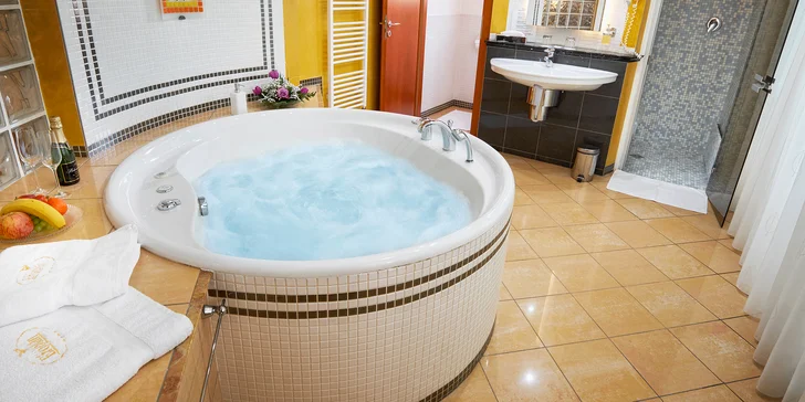 V ceně pobytu máte 60-120 minut ve wellness, těšit se můžete na sauny, vířivku i ochlazovací bazén.