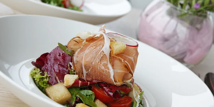 Stůl si zamluvte jednoduše online ve formuláři konkrétní vybrané restaurace. 