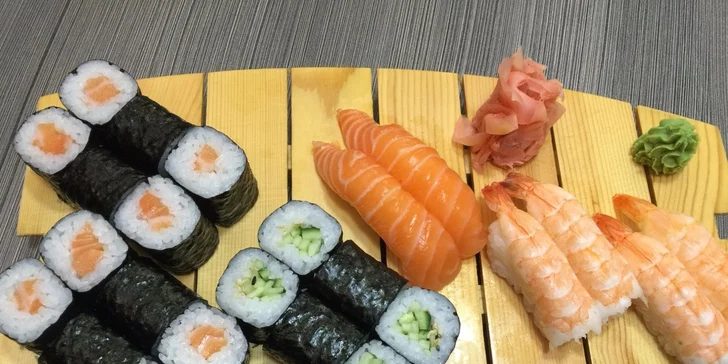 Sushi set s 25 lahodnými kousky a navíc polévka k němu. 