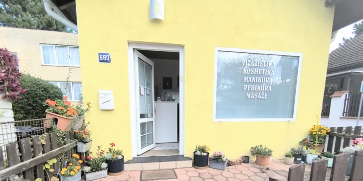 Ten navíc obsahuje kosmetické ošetření pleti vč. masáže obličeje.