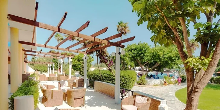 Snídaně, obědy i večeře formou bufetu si vychutnáte v hlavní restauraci, případně můžete povečeřet v tematické restauraci u bazénu a dát si typické řecké speciality nebo BBQ. 