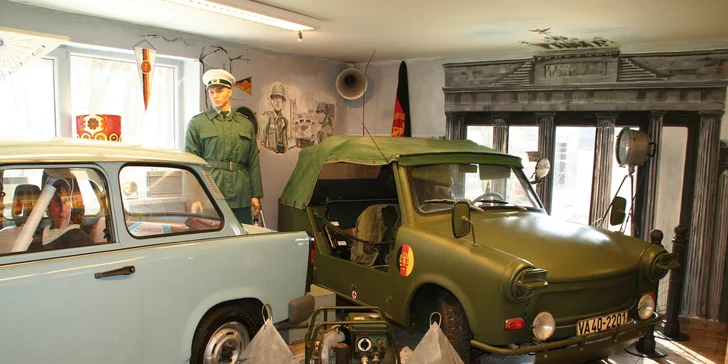 Vojenský Trabant Kübel tu společně s vojáky hlídá Brandenburskou bránu v Berlíně.